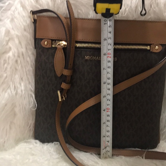 🔥Michael Kors Crossbody 🔥 - Picture 6 of 8
